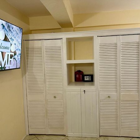 Castle Berry Apartments Kingstown Bagian luar foto