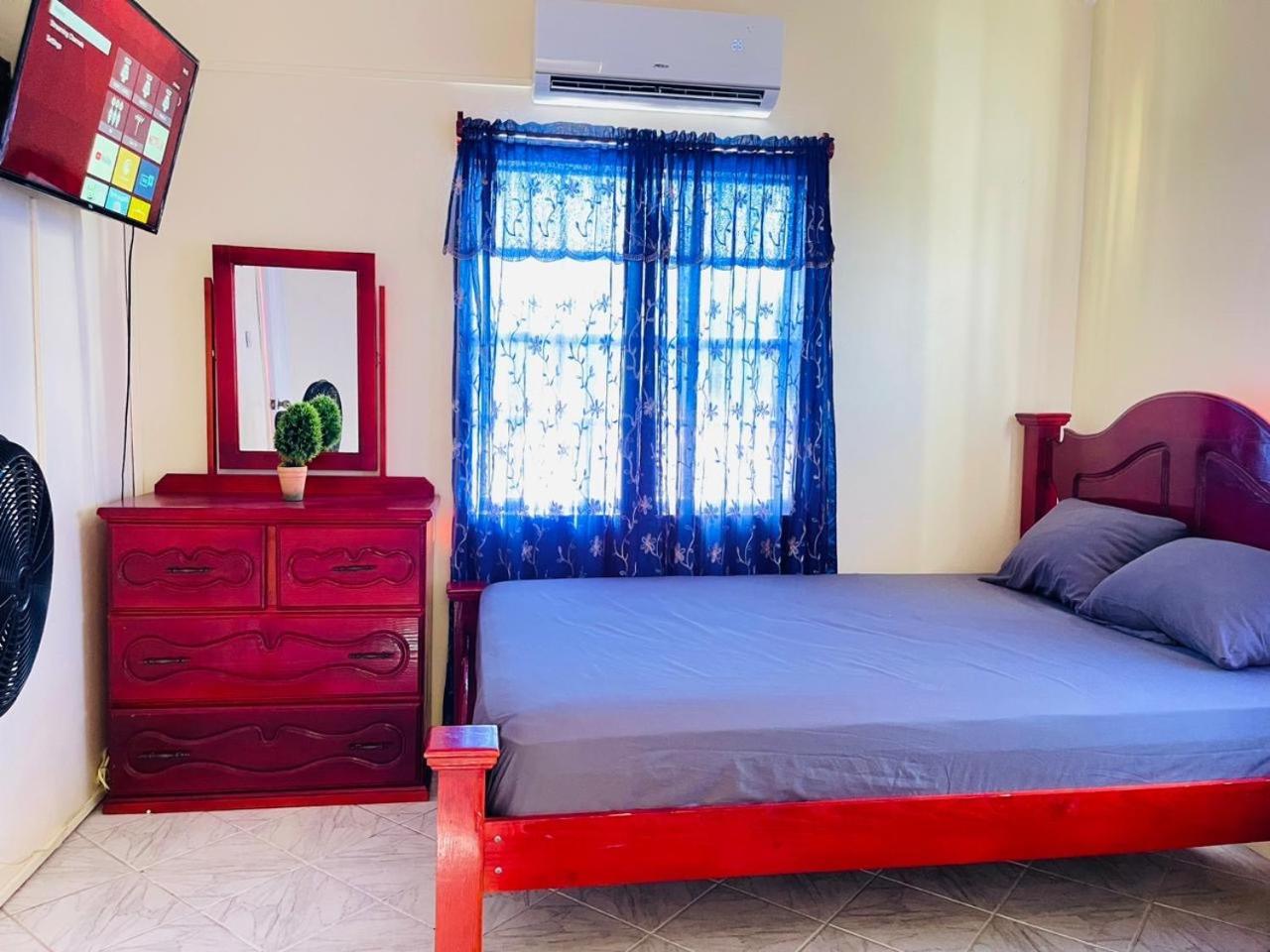 Castle Berry Apartments Kingstown Bagian luar foto