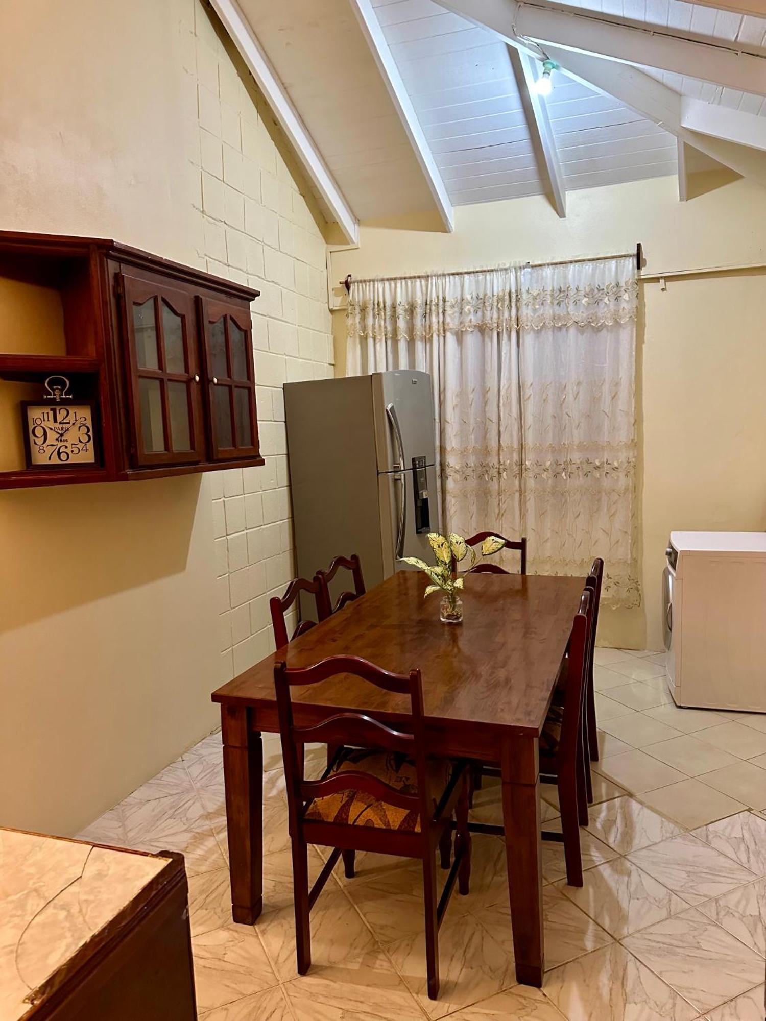 Castle Berry Apartments Kingstown Bagian luar foto