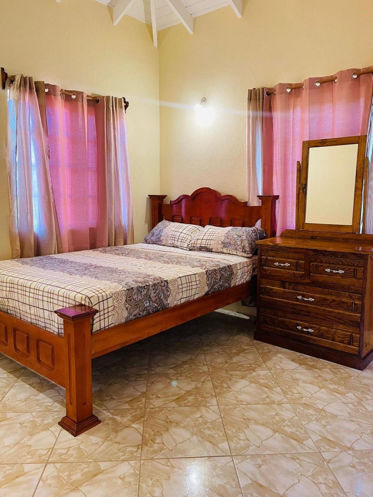 Castle Berry Apartments Kingstown Bagian luar foto
