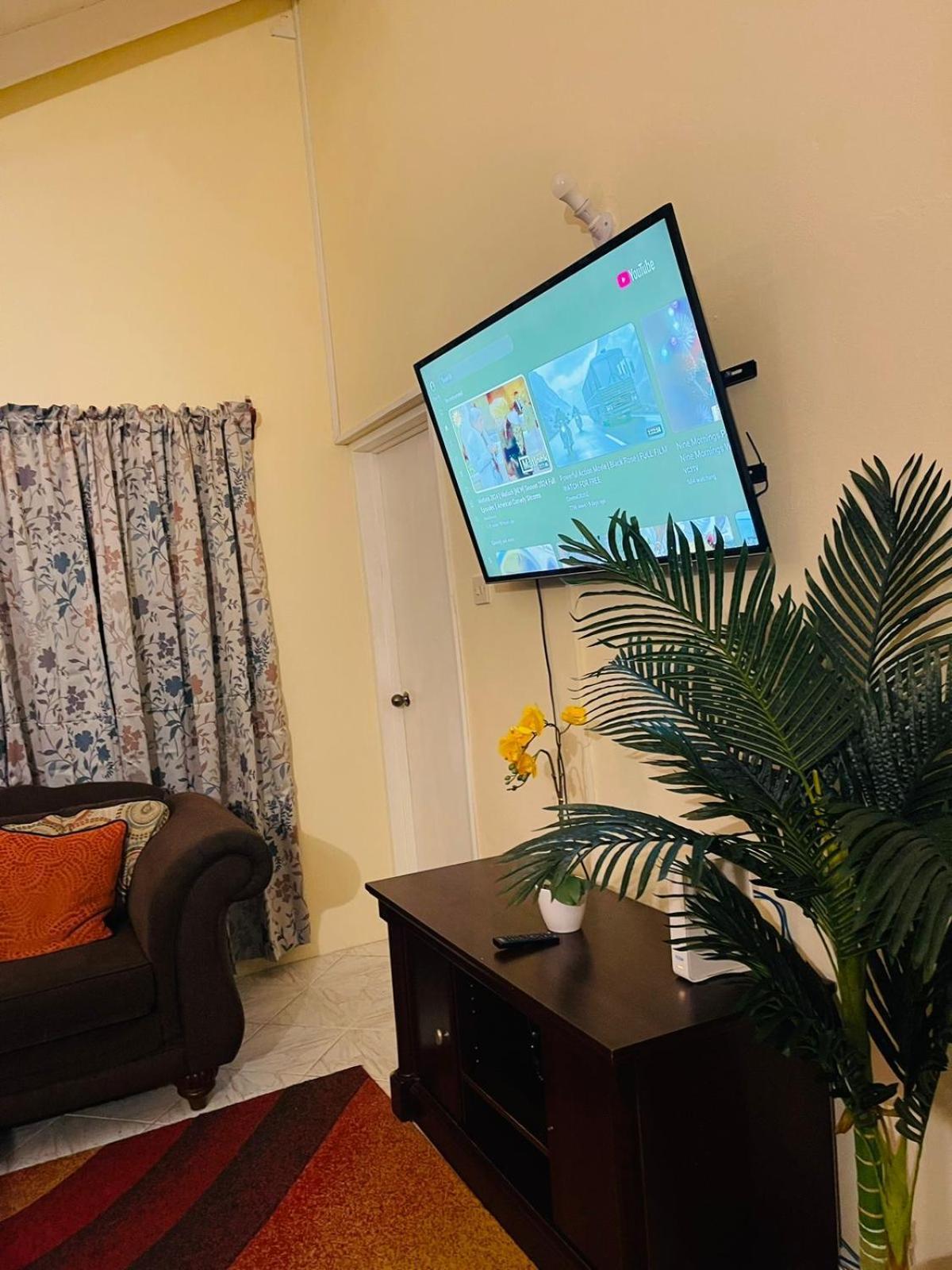 Castle Berry Apartments Kingstown Bagian luar foto