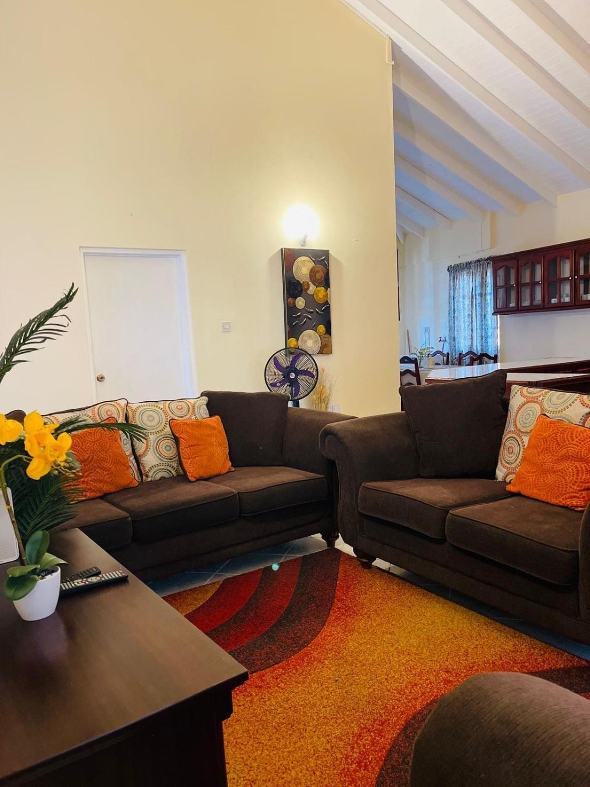Castle Berry Apartments Kingstown Bagian luar foto