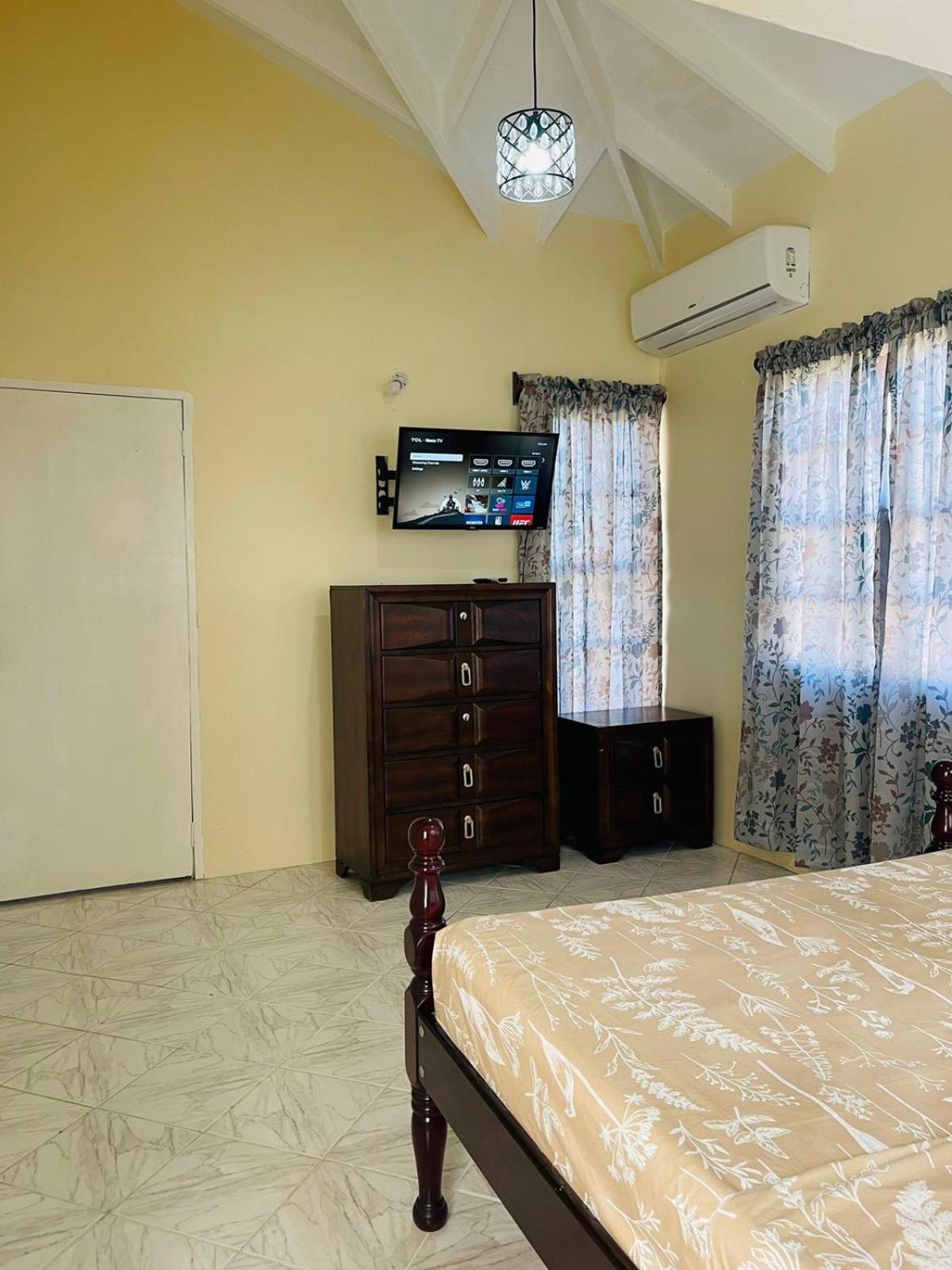 Castle Berry Apartments Kingstown Bagian luar foto