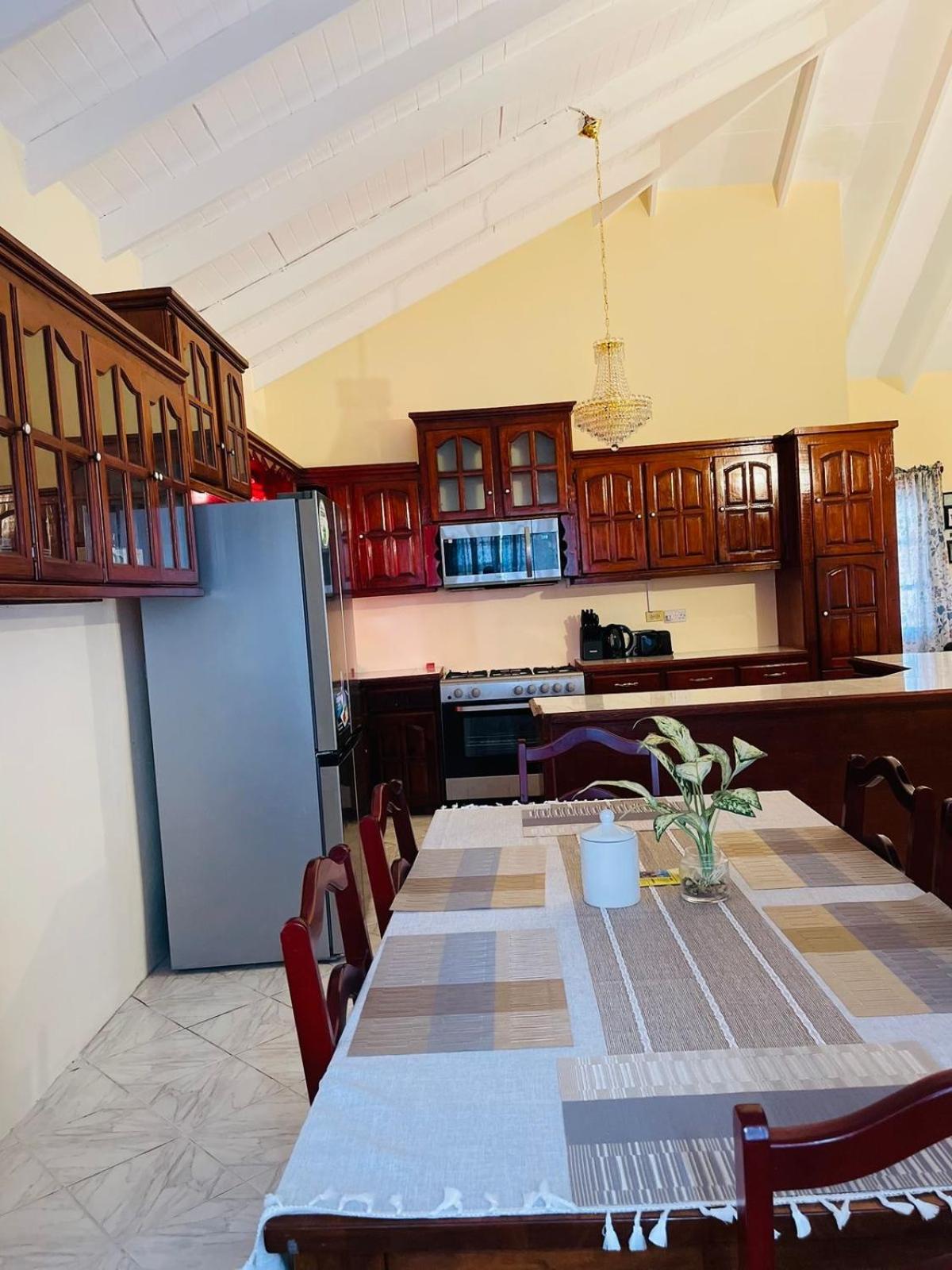 Castle Berry Apartments Kingstown Bagian luar foto