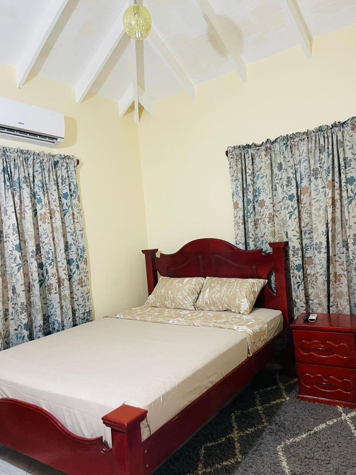Castle Berry Apartments Kingstown Bagian luar foto