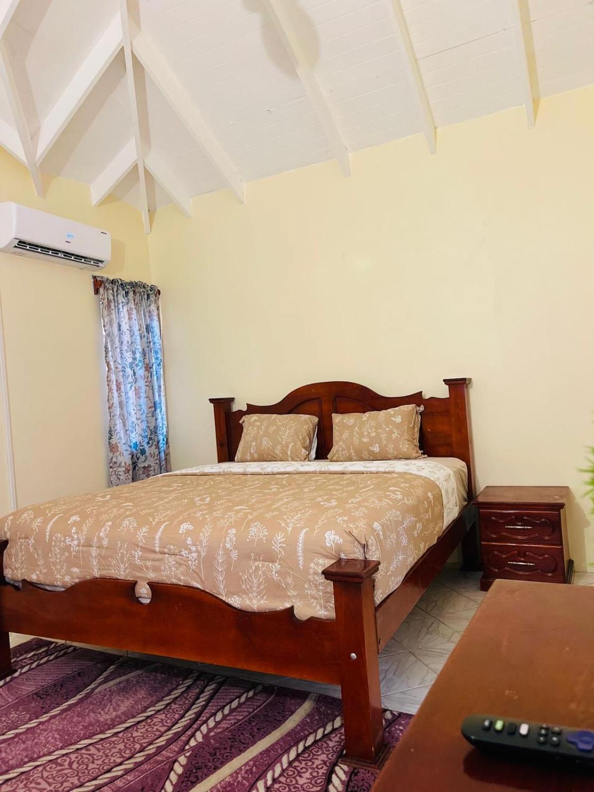 Castle Berry Apartments Kingstown Bagian luar foto