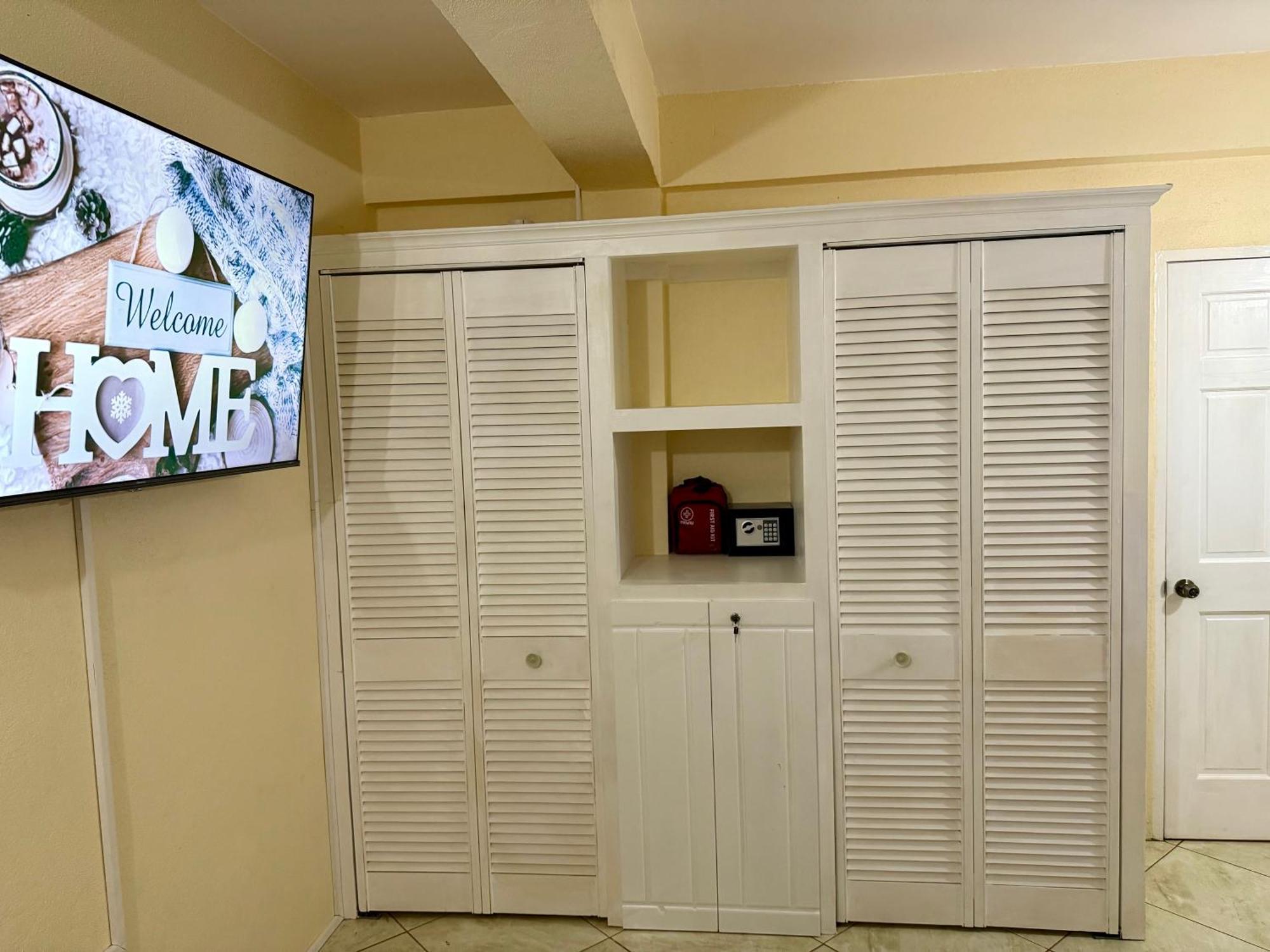 Castle Berry Apartments Kingstown Bagian luar foto